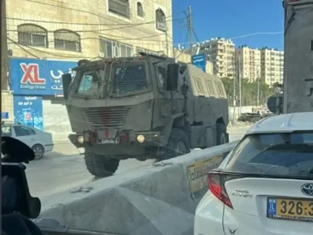 Scena z wtargnięcia sił izraelskich do obozu Qalandia pod Jerozolimą
